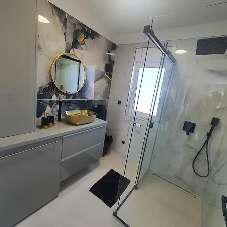 Adrian I Mia דירה