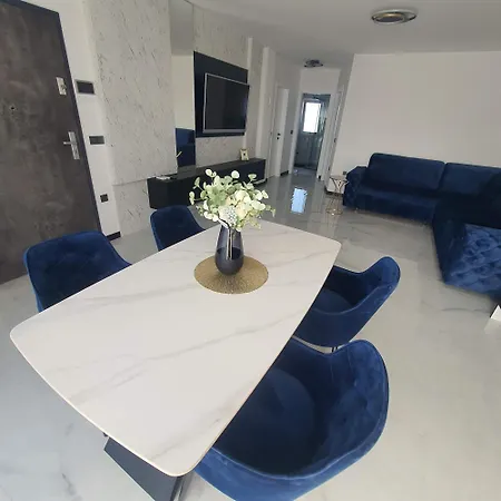 Adrian I Mia דירה