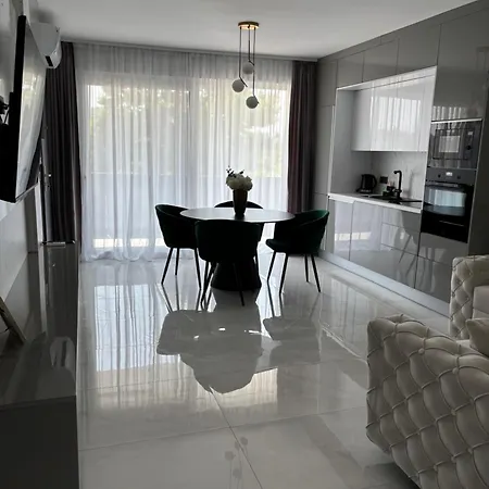 Adrian I Mia דירה