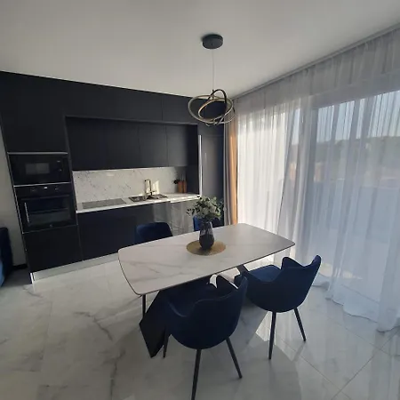 Adrian I Mia דירה